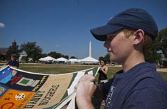 240-AIDS-memorial-quilt-returns-national-mall