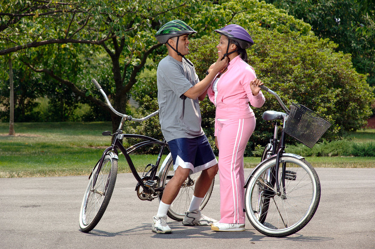 Couple-preparing-for-bike-ride