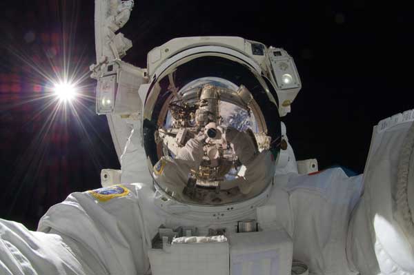 astronaut-selfportrait-nasa-comp