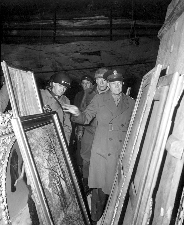 627px-Eisenhower,_Bradley_and_Patton_inspect_looted_art_HD-SN-99-02758