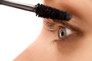 Applying mascara