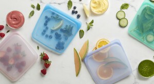 reusable lunch bags filled with fruits and vegetables 