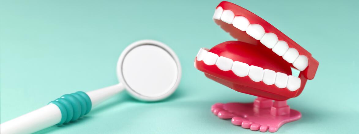 chatter teeth with dentist's mirror