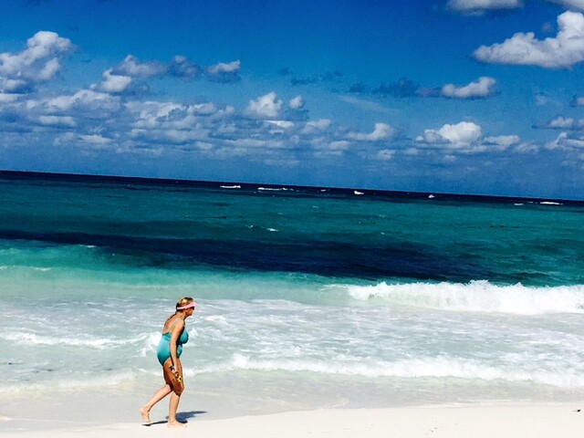 Rivera Maya, playa, mujer mayor trotando
