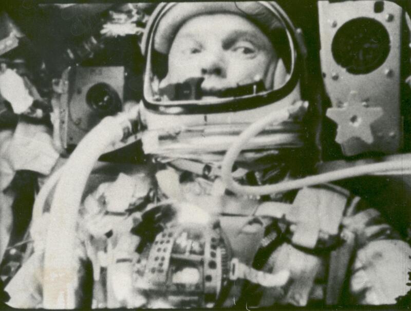 astronaut-john-glenn-in-a-state-of-weightlessness-during-friendship