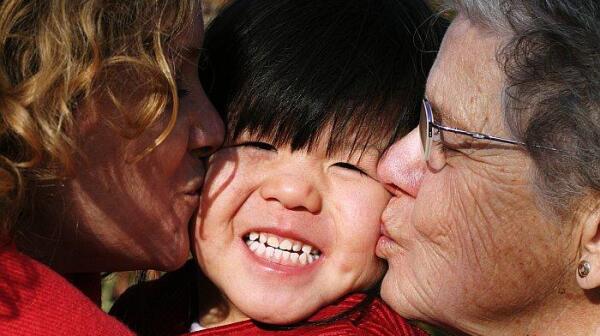 Multi-generational family kissing