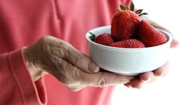 300-size-news-diet-young-brain-hands-strawberries