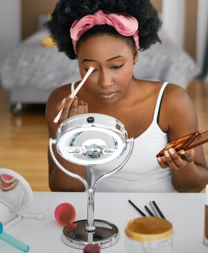 image_of_woman_applying_makeup_GettyImages-1404375339_1800