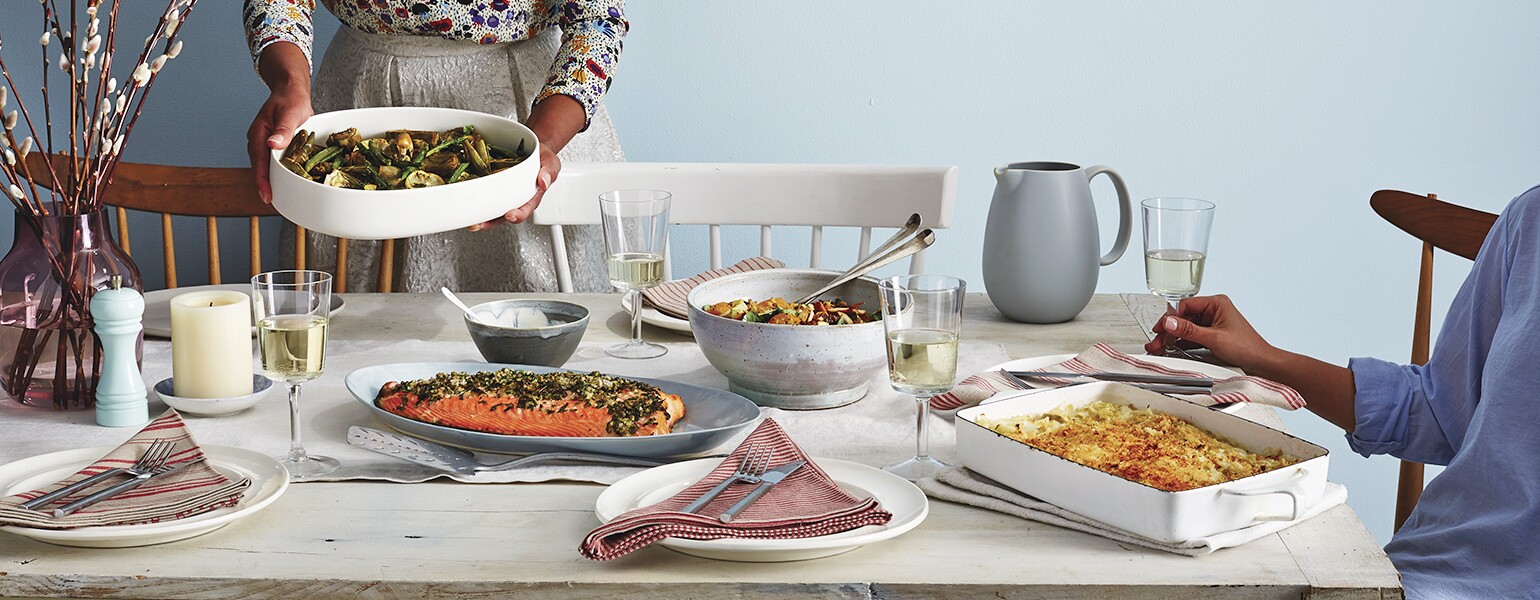 image_of_dinner_table_being_set_GS1714349_1540