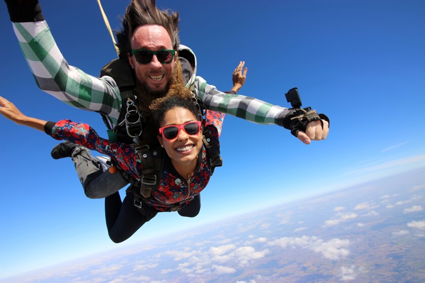 Tandem parachute jump