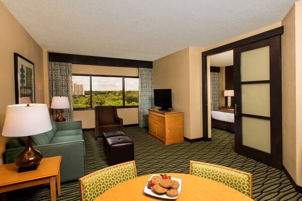 Sala-comedor de una suitel del hotel DoubleTree Lake Buena Vista