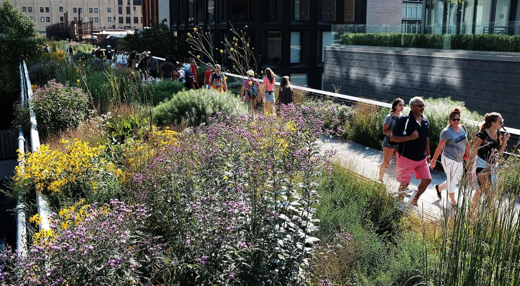 image_of_people_walking_on_High_Line_New York_GettyImages-829456162_1800
