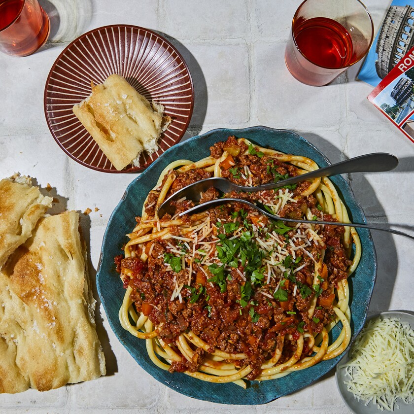 Spaghetti bolognese with bread and cheese