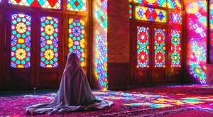 image_of_cloaked_woman_in_mosque_GettyImages-665276878_1800