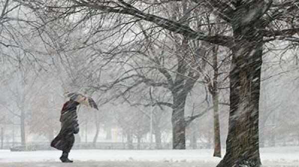 400-walking-blizzard-stay-safe-winter-weather