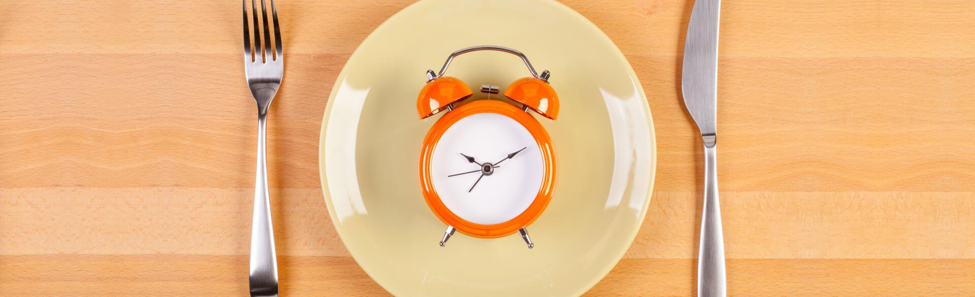 image_of_clock_on_plate_with_knife_and_fork_Sisters-GettyImages-499575256-1540.jpg