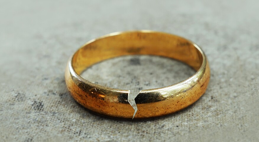 image_of_broken_ring_shutterstock_538377070_1440x560_1800