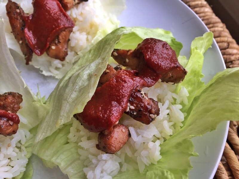 rollitos de lechuga con arroz y pollo