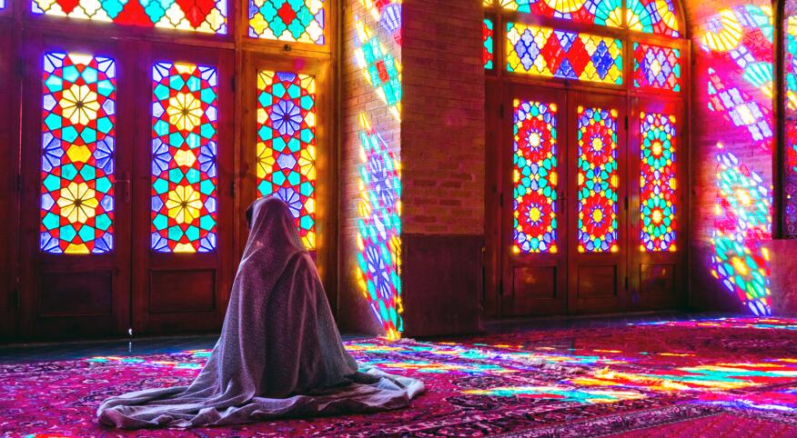 image_of_cloaked_woman_in_mosque_GettyImages-665276878_1800