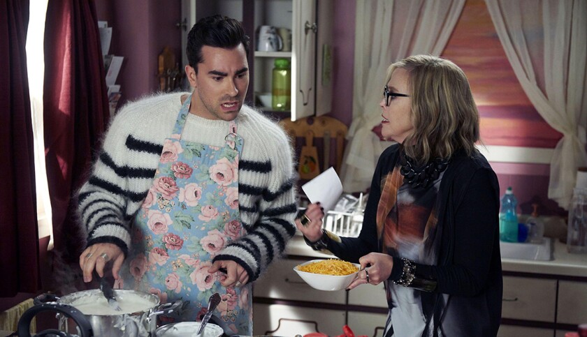 SCHITT'S CREEK
2016
serie TV creee par Dan Levy et Eugene Levy
saison 2 episode 2
Dan Levy
Catherine O'Hara.
Prod DB © Canadian Broadcasting Corporati