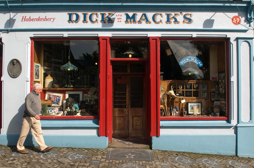 Ireland, County Kerry, Dingle Peninsula, Dingle front of Dick Mack's pub
