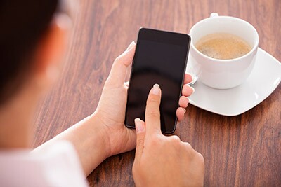 400-woman-coffee-cellphone-germs