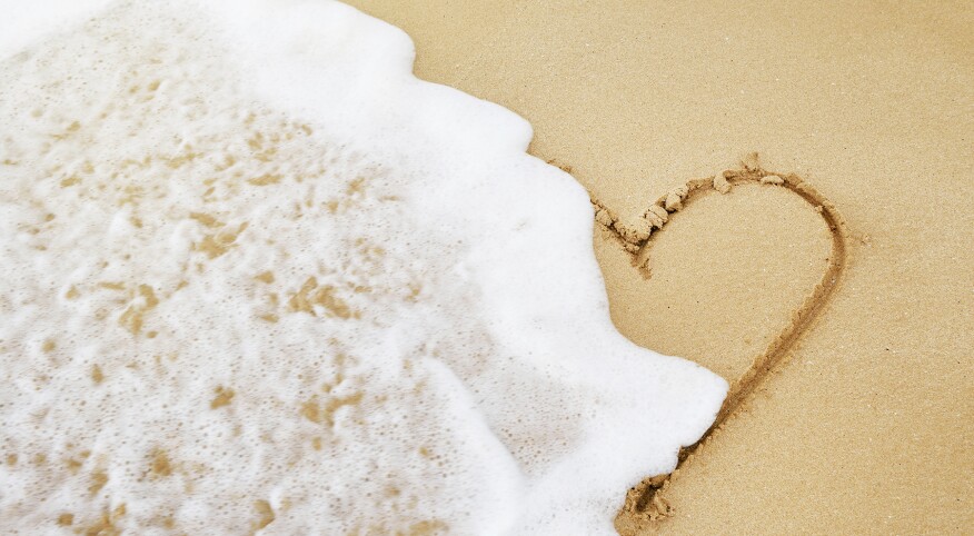 USA, Hawaii, Maui, Makena Beach State Park, wave on heart drawn in sand