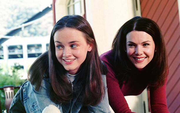 Film Still / Publicity Stills from Gilmore Girls (Episode: Love and War and Snow) Alexis Bledel, Lauren Graham  2000 Photo Credit: Scott Humbert    File Reference # 30846559THA  For Editorial Use Only -  All Rights Reserved