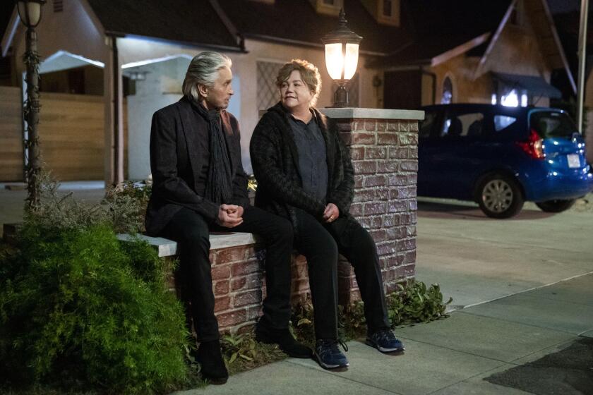 LA METHODE KOMINSKY
THE KOMINSKY METHOD
2021
serie TV creee par Chuck Lorre
saison 3 episode 4
Michael Douglas
Kathleen Turner.
Prod DB © Erik Voake -
