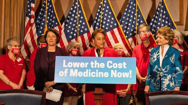 Directora ejecutiva de AARP, Jo Ann Jenkins, pide al Congreso reducir el costo de los medicamentos