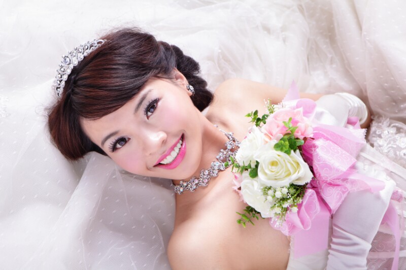 Portrait of Japanese bride with roses