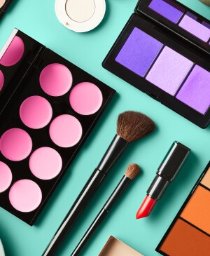 image_of_makeup_flat_lay_Stocksy_txpc215e8dfzMR300_Large_2607197_v2_1800.jpg