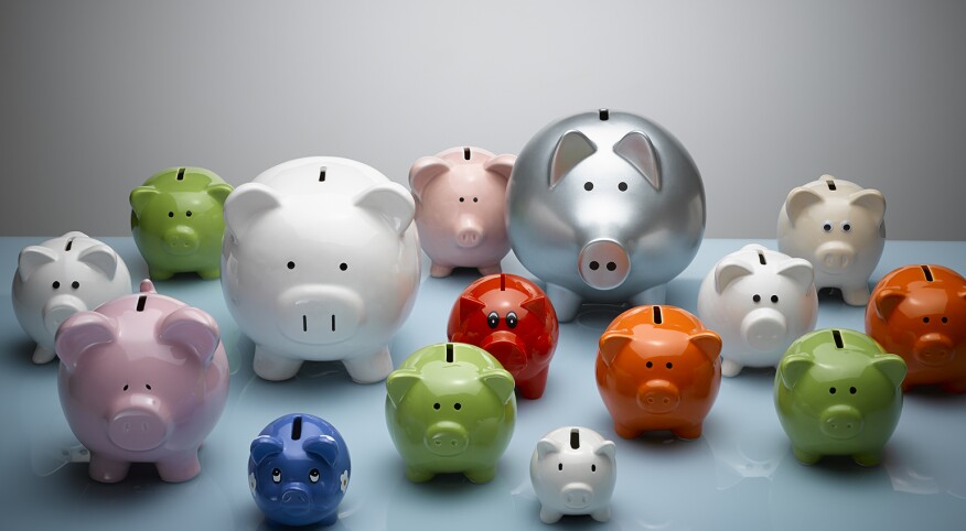 A photo of several piggy banks of various sizes.