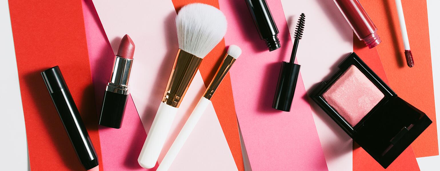image_of_red_and_pink_makeup_Stocksy_txp6b8ec090HeY200_OriginalDelivery_2157380_1540.jpg