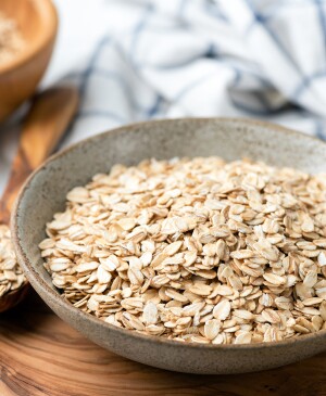 image_of_a_bowl_of_dried_oats_GettyImages-1207948447_1800
