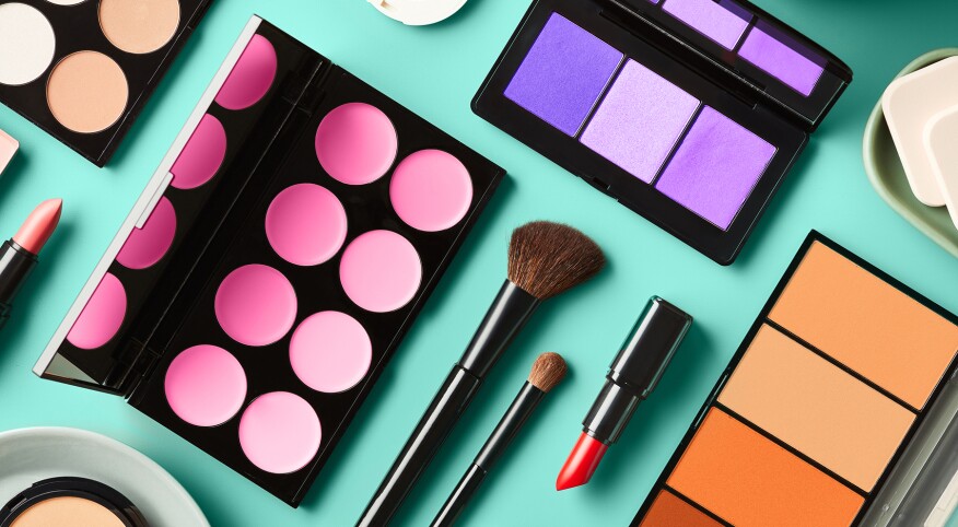 image_of_makeup_flat_lay_Stocksy_txpc215e8dfzMR300_Large_2607197_v2_1800.jpg