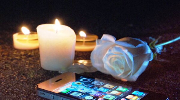 Steve Jobs 1955 - 2011 - Candles - Rose - iPhone
