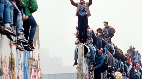 620-fall-of-berlin-wall-germany-1989[1]