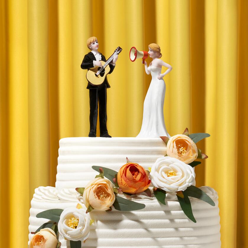 Wedding couple on cake making noise