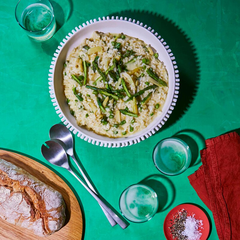 Asparagus and pea risotto with wine and bread