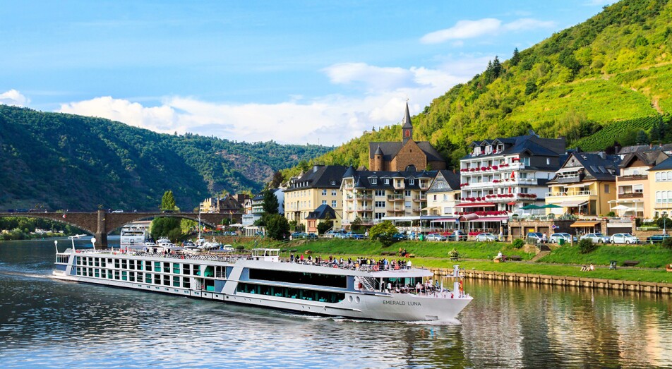 Emerald Luna on the Mosel river