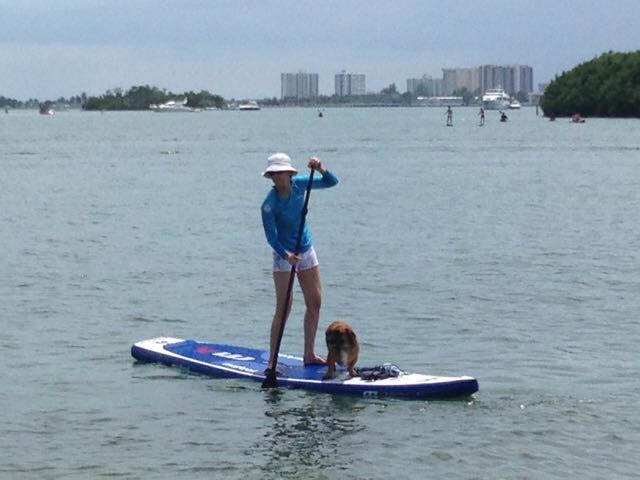 Mujer remando en el Oletta River, Miami Beach