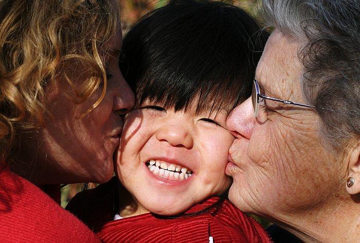Multi-generational family kissing