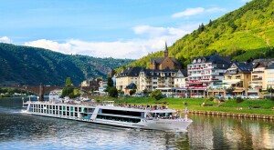 Emerald Luna on the Mosel river