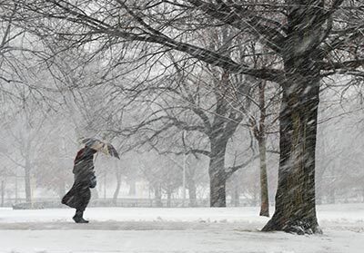 400-walking-blizzard-stay-safe-winter-weather