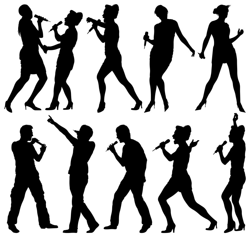 Mujeres y hombres cantando