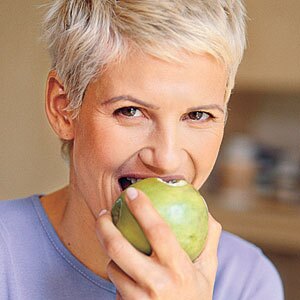eating-apple-m