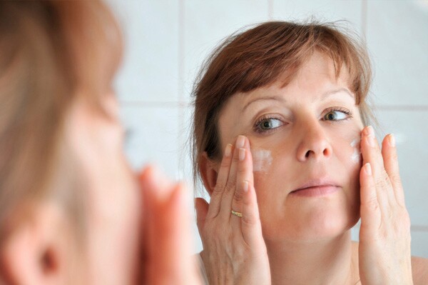 busy-mom-applying-spf-lotion