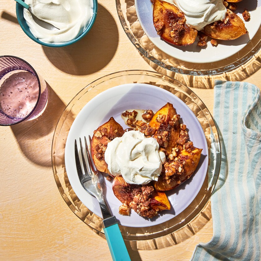 Baked apples with cream