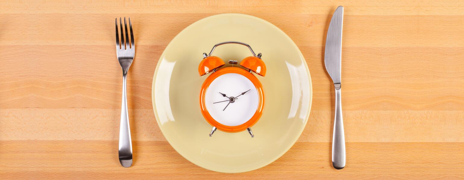 image_of_clock_on_plate_with_knife_and_fork_Sisters-GettyImages-499575256-1540.jpg